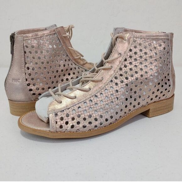 🆕👡Musse & Cloud Aiden Metallic Perforated Sandal - Picture 1 of 5